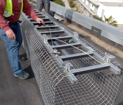 Escalera metálica con la jaula
